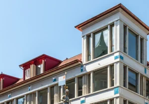 Moderne Wohnliegenschaft mit grossen Fenstern und klarer Architektur