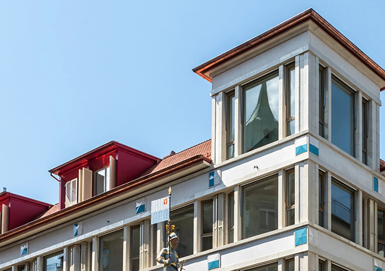 Moderne Wohnliegenschaft mit grossen Fenstern und klarer Architektur