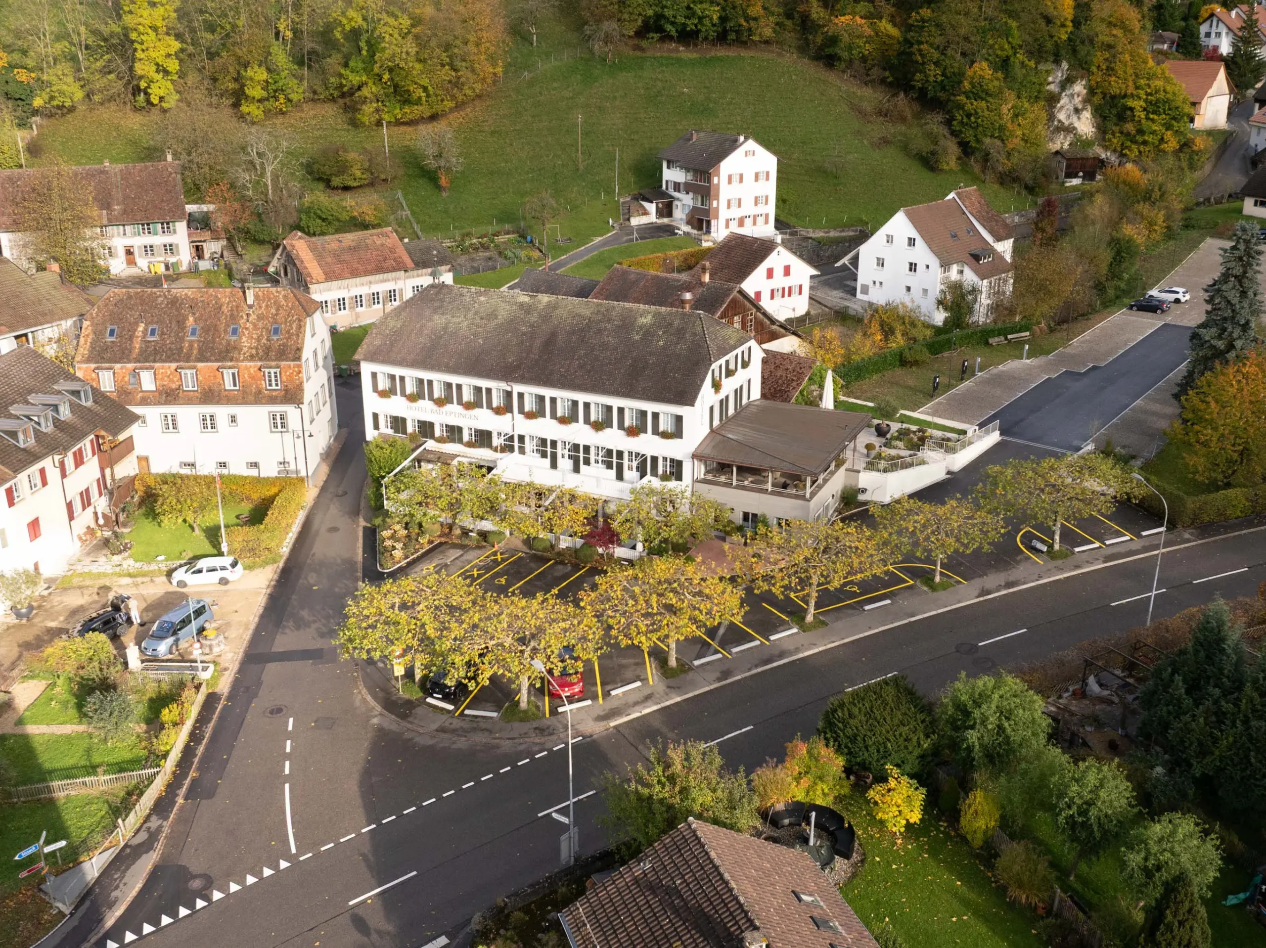 Luftaufnahme des Restaurants Bad Eptingen mit Hotel, Terrasse und umliegender Ortschaft in naturnaher Lage