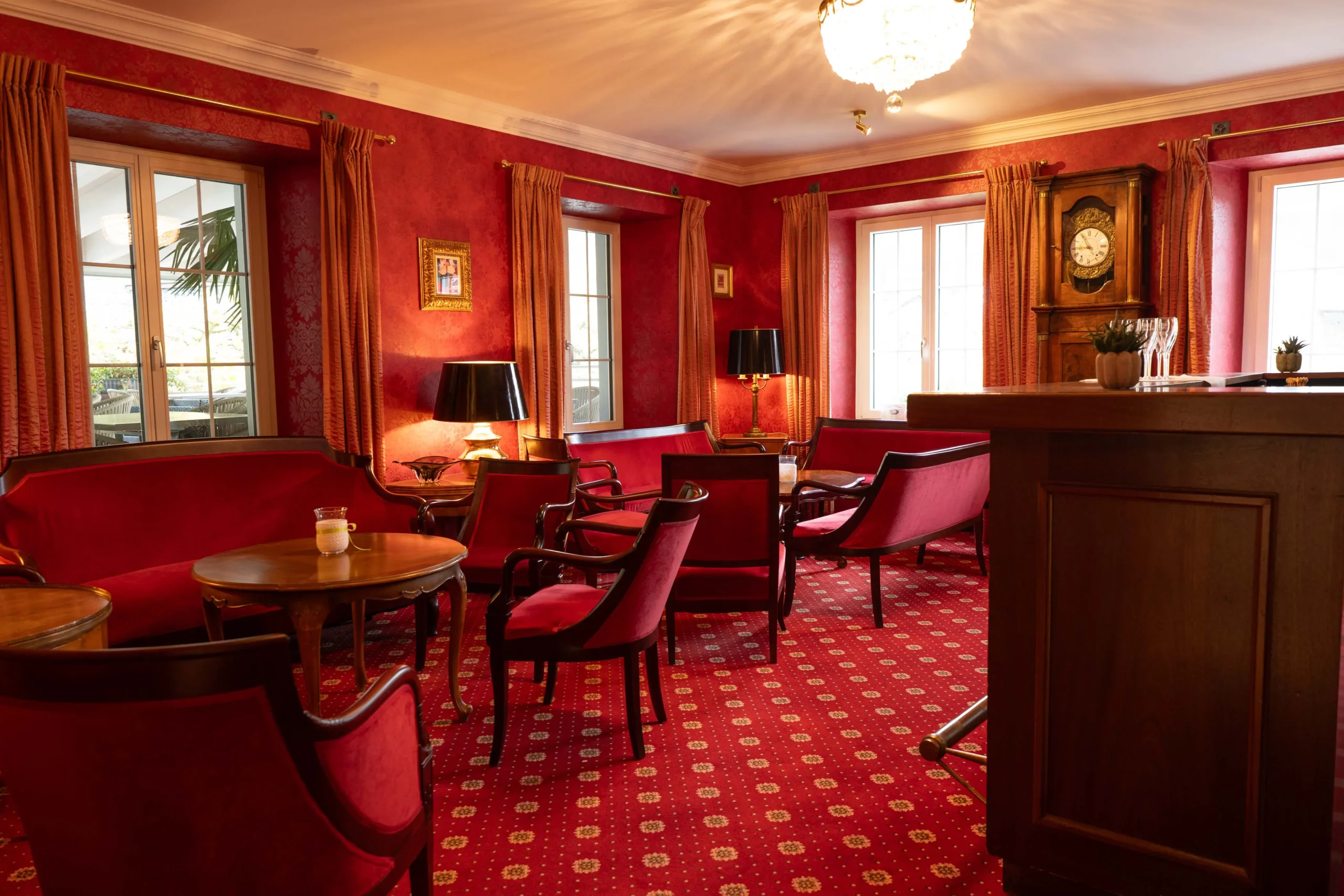 Eleganter Bar- und Loungebereich im Restaurant Bad Eptingen mit roten Polstermöbeln