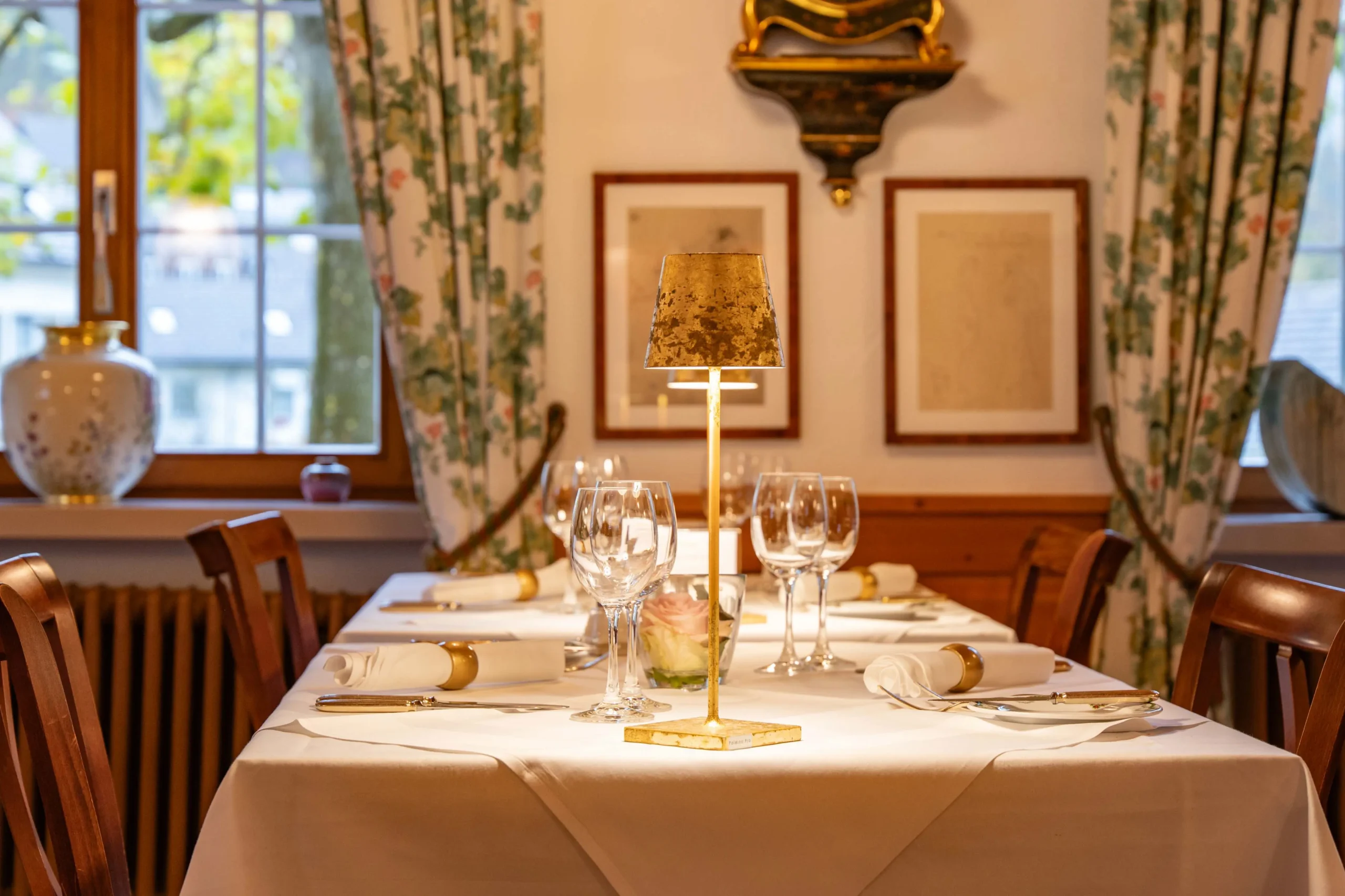 Stilvoll gedeckter Tisch im Restaurant Bad Eptingen mit klassischer Einrichtung und warmem Ambiente