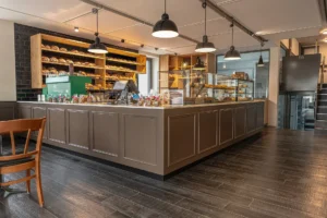 Innenansicht der Bäckerei Meisterschwanden mit Verkaufstheke und Brotauslage