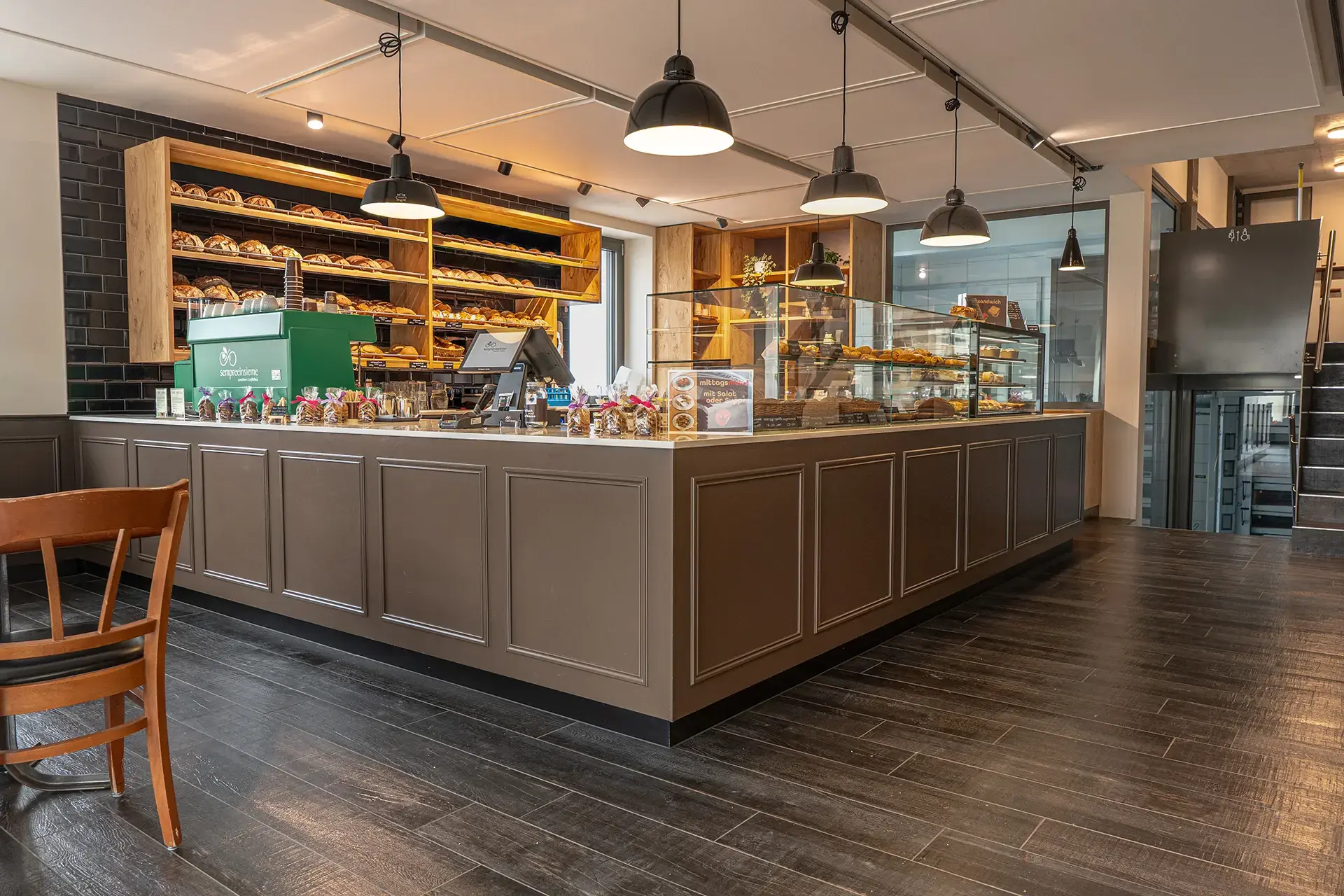 Innenansicht der Bäckerei Meisterschwanden mit Verkaufstheke und Brotauslage