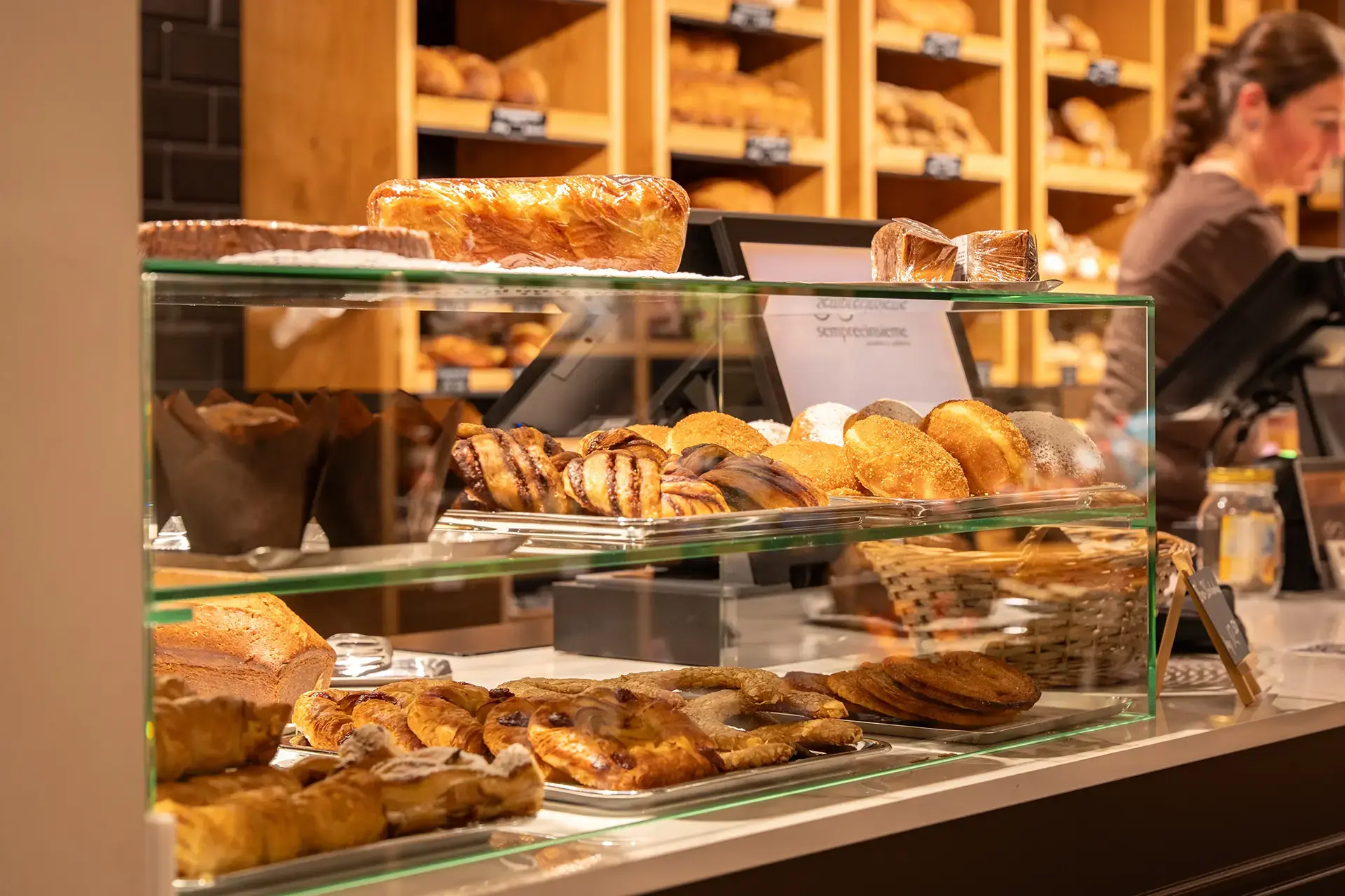 Auswahl an frischen Backwaren und Suesses in der Bäckerei Wildegg
