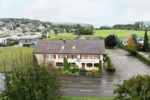 Wohnhaus in ruhiger Lage mit Terrasse und Blumen im Aussenbereich