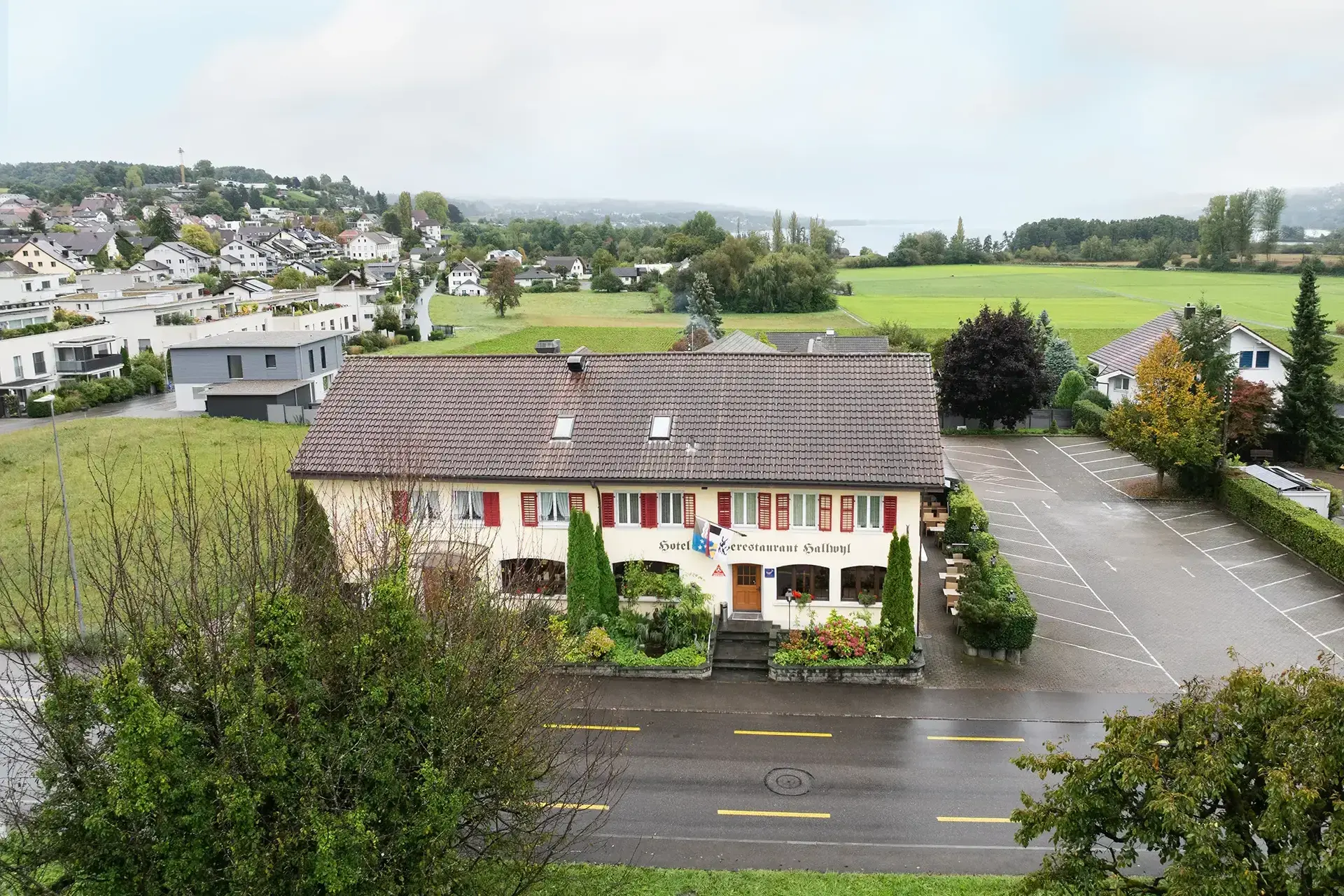 Wohnhaus in ruhiger Lage mit Terrasse und Blumen im Aussenbereich