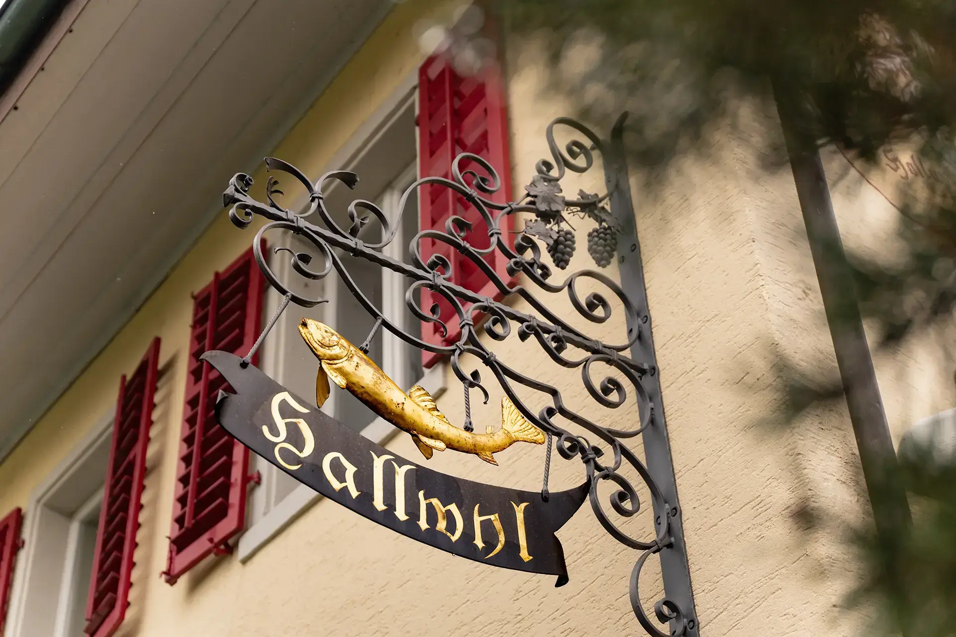 Traditionelles Restaurantschild am Gebäude des Restaurant Hallwyl in Seengen