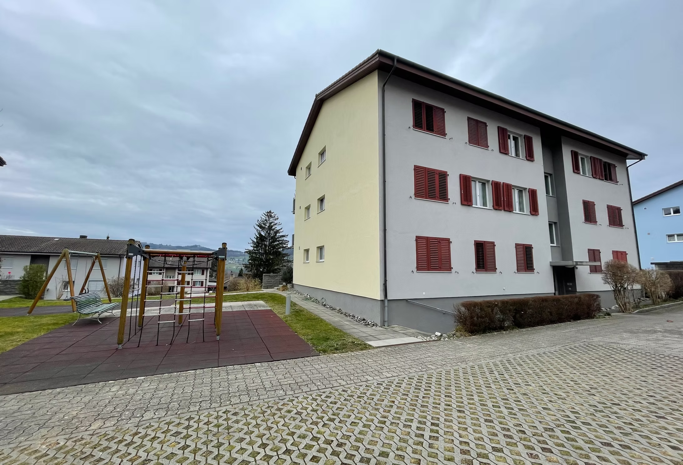 Mehrfamilienhaus mit Spielplatz in ruhiger Wohnlage, vermietete Liegenschaft